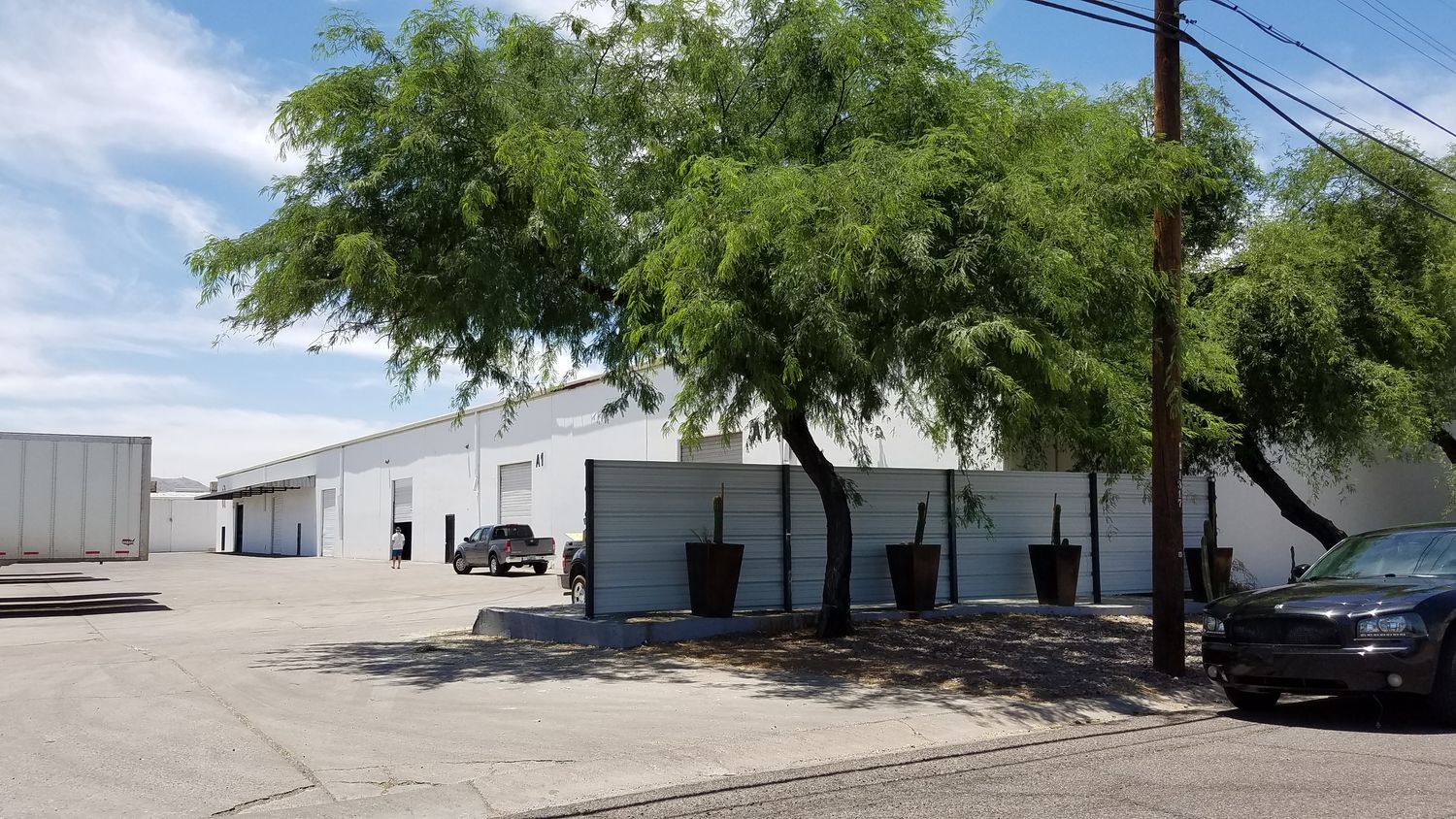 INDUSTRIAL WAREHOUSE FOR LEASE BY OWNER. CROSS DOCKS. NEXT TO AIRPORT.